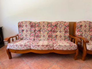 Sofá de pino con tapicería floral