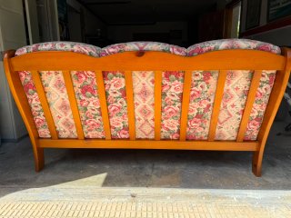 Sofá de pino con tapicería floral