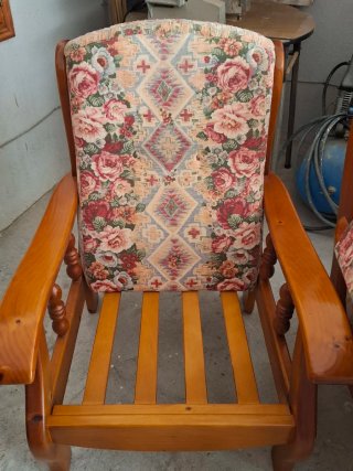 Sofá de pino con tapicería floral