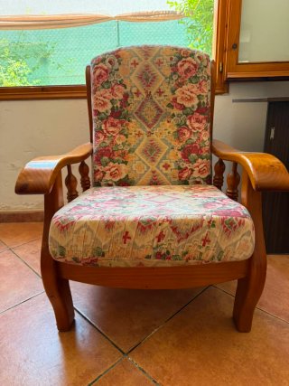 Sofá de pino con tapicería floral