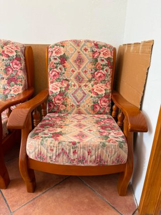 Sofá de pino con tapicería floral