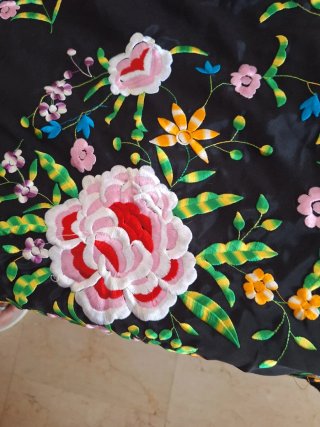 Mantón de Manila bordado negro