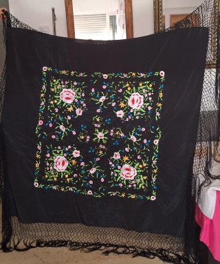 Mantón de Manila bordado negro