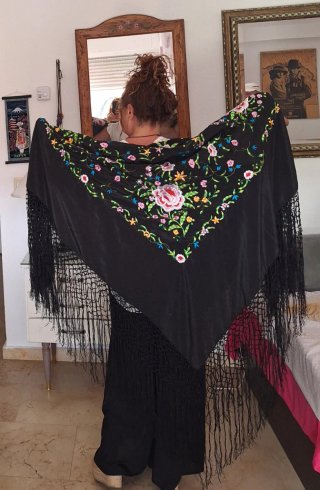 Mantón de Manila bordado negro