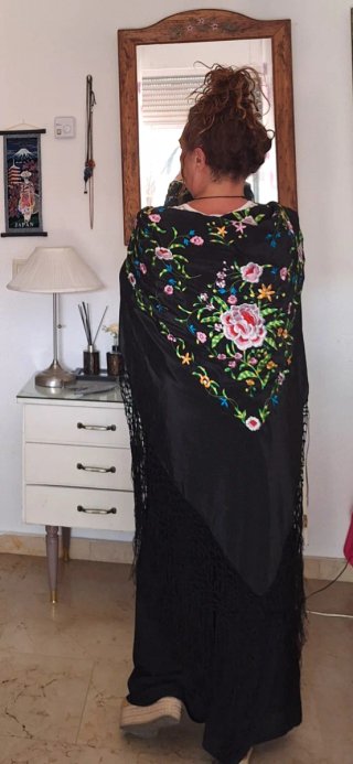 Mantón de Manila bordado negro