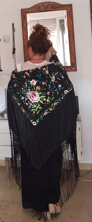 Mantón de Manila bordado negro