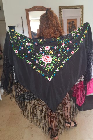 Mantón de Manila bordado negro