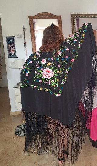 Mantón de Manila bordado negro