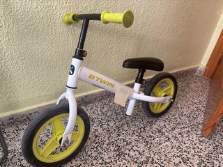 Bici sin pedales Btwin blanca y amarilla