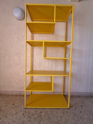 Estantería metalica amarilla de diseño industrial.