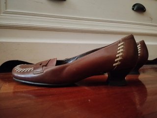 Zapatos de tacón marrones para mujer