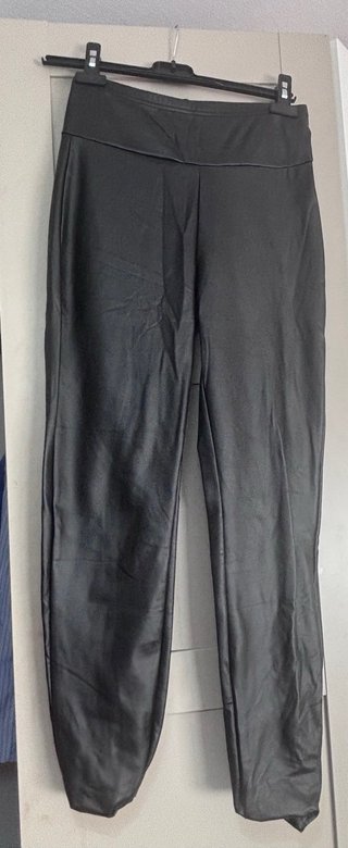 Pantalón polipiel ajustado negro
