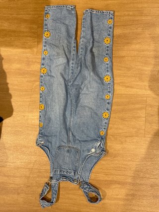 Peto vaquero Zara flores T. 5-6