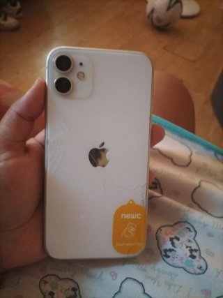 iPhone 11 blanco con funda negra de goma