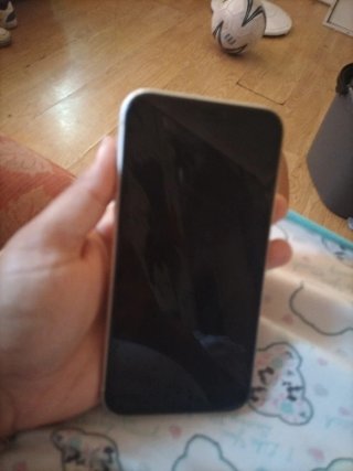 iPhone 11 blanco con funda negra de goma