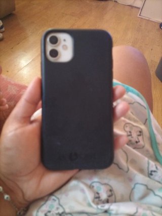 iPhone 11 blanco con funda negra de goma