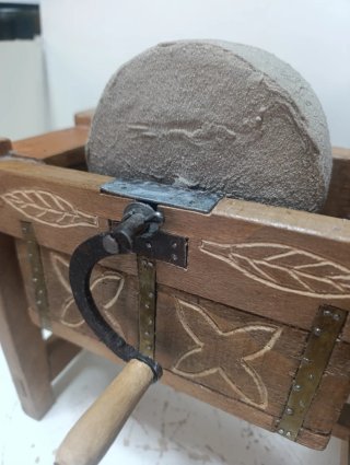 Muela de Afilar / Molejón Antiguo de Sobremesa - M