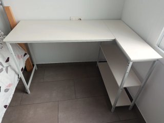 Escritorio blanco con estanterías