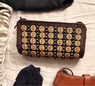 Bolso pequeño marrón con abalorios