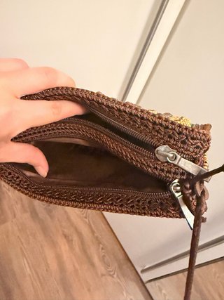 Bolso pequeño marrón con abalorios