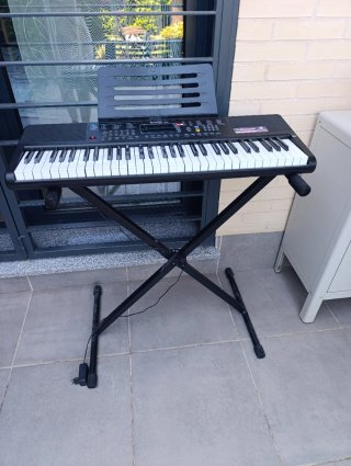 Teclado RockJam y soporte.