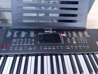 Teclado RockJam y soporte.