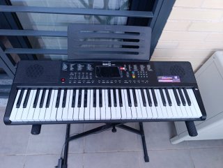 Teclado RockJam y soporte.