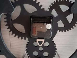 Orologio da parete con ingranaggi