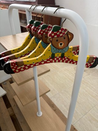 Perchero Infantil con Estantería y 4 Perchas