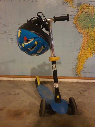 Patinete y Casco Infantil Azul con Estrellas