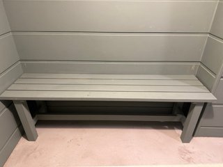 Mesa y banco de madera color verde