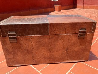 Baul marron piel sintética. Muy buen estado.