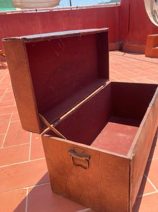 Baul marron piel sintética. Muy buen estado.