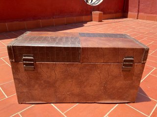 Baul marron piel sintética. Muy buen estado.