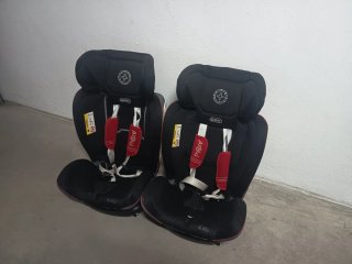 Una silla de Coche Negro y Rojo