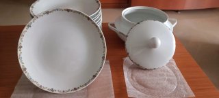 Sopera de porcelana con diseño floral