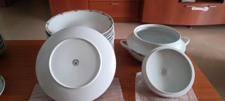 Sopera de porcelana con diseño floral