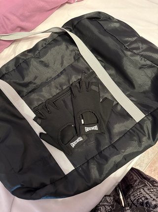 Bolsa de gimnasio y guantes