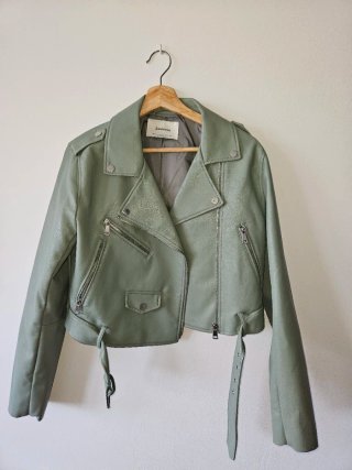 Cazadora Stradivarius verde talla L