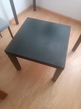 Mesa auxiliar negra de madera