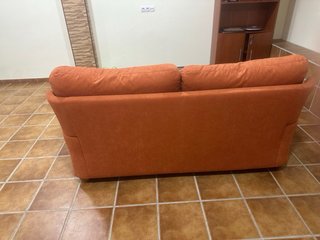 Sofá naranja de 2 plazas
