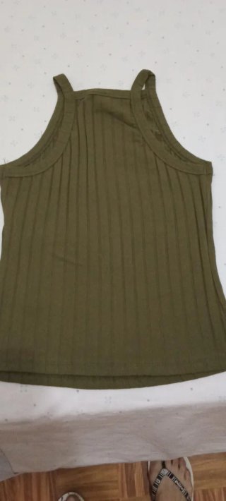 Top corto ajustado verde militar