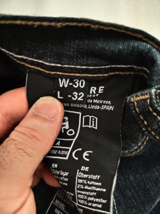 Pantalones vaqueros oscuros para moto. Talla 30-32