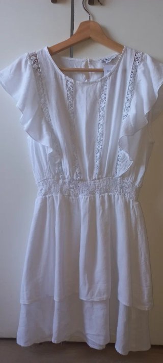 Vestido blanco con volantes y encaje