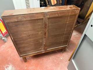 Escritorio antiguo de madera
