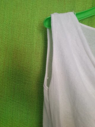 Top bianco morbido con fiore