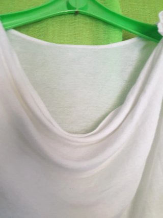 Top bianco morbido con fiore