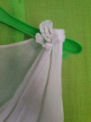 Top bianco morbido con fiore