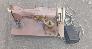 Máquina de coser Singer beige y dorada