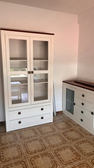 Muebles de salón madera blanco y marrón oscuro